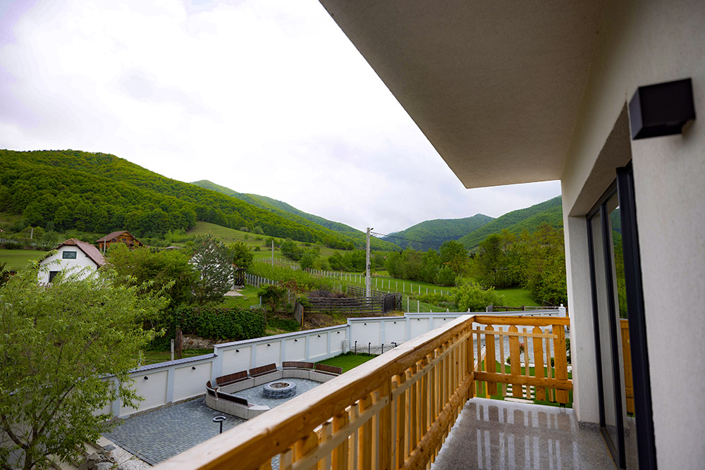 Vedere balcon Pensiunea La Vâltoare din Mărginimea Sibiului
