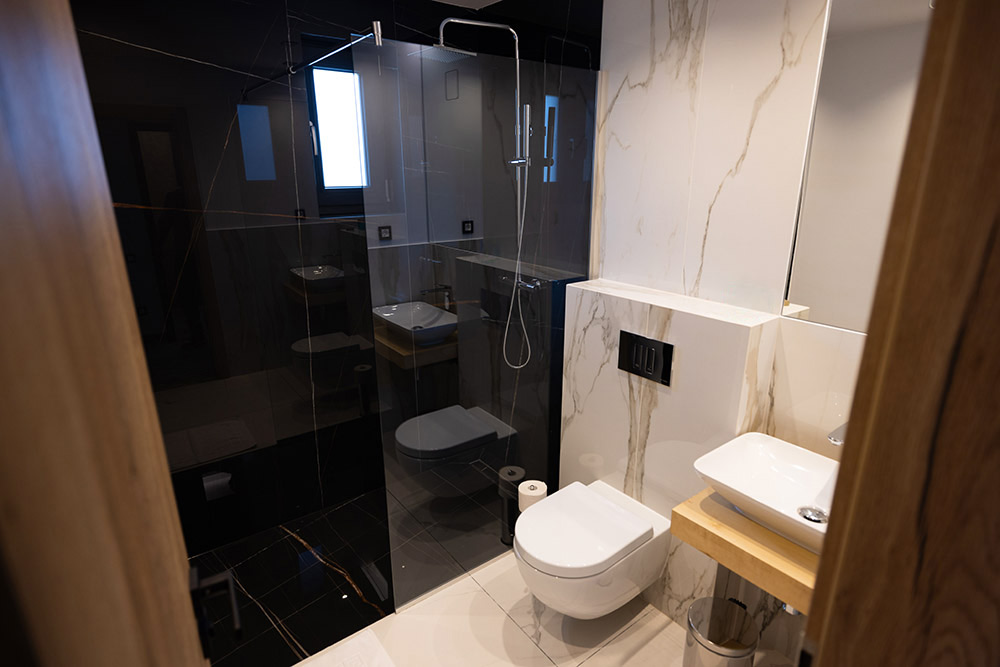 baie luxoasa cu cabina de dus Pensiunea La Vâltoare din Mărginimea Sibiului