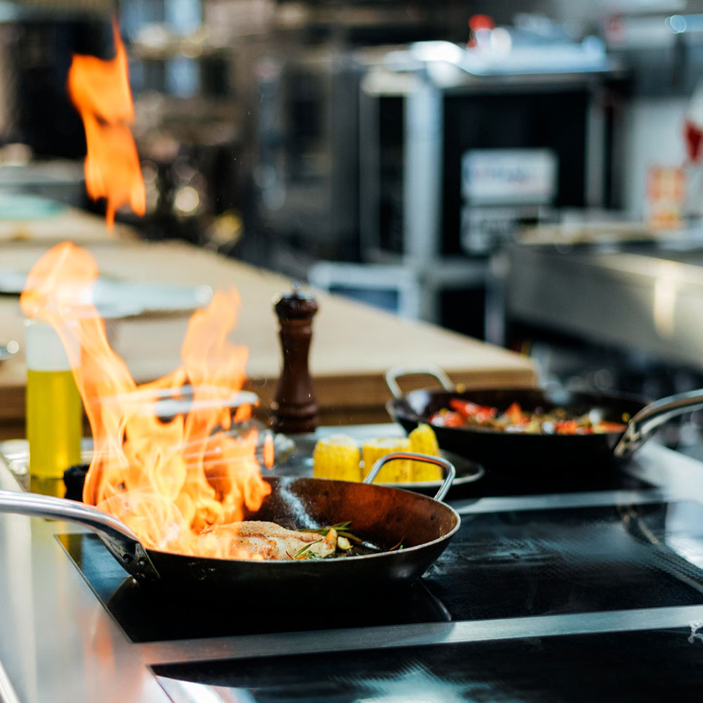 Restaurant de lux baie luxoasa cu cabina de dus Pensiunea La V&acirc;ltoare din Mărginimea Sibiului