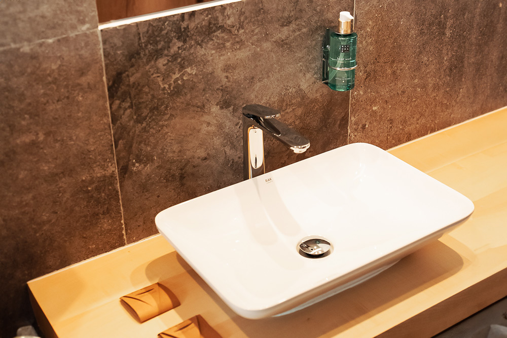 produse igiena Rituals baie luxoasa cu cabina de dus Pensiunea La Vâltoare din Mărginimea Sibiului